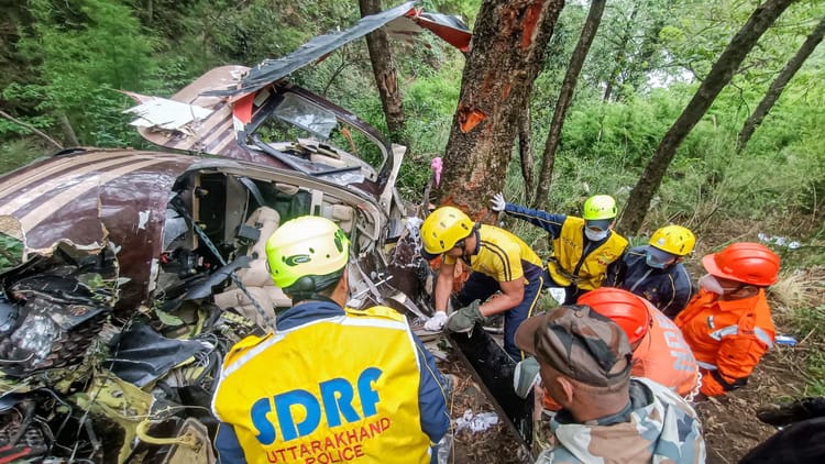 Uttarkashi Helicopter Crash: खाई में गिरते ही हुए दो टुकड़े...हेलिकॉप्टर को काटकर बाहर निकाले शव, तस्वीरें
