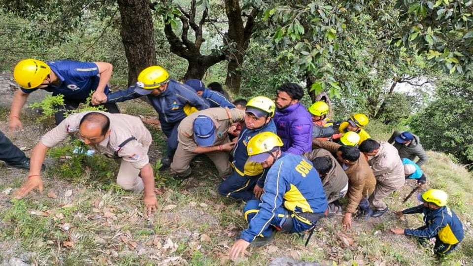 Helicopter crash Uttarkashi Broke into two pieces Bodies were taken out by cutting helicopter, pictures