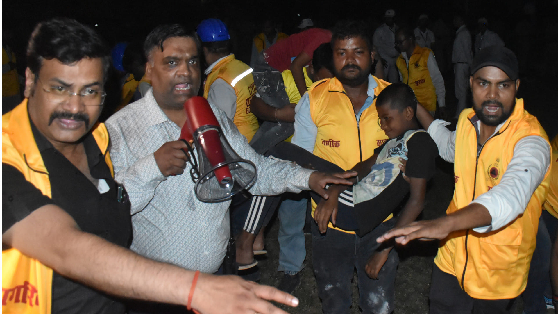 Gorakhpur News: Blackout: As soon as the siren sounded, darkness engulfed the city