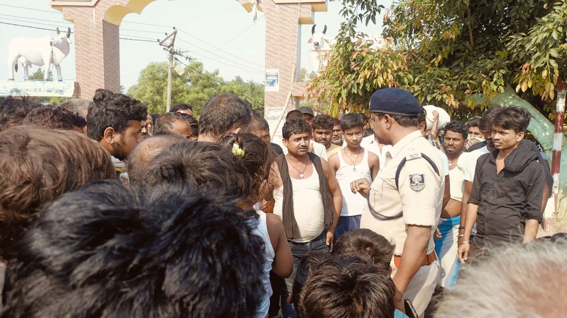 घटना की जानकारी लेते पुलिसकर्मी