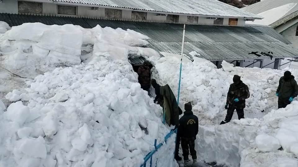 Hemkund Sahib Yatra 2025 Indian Army Soldiers made a path by cutting the icebergs reached to gurudwara
