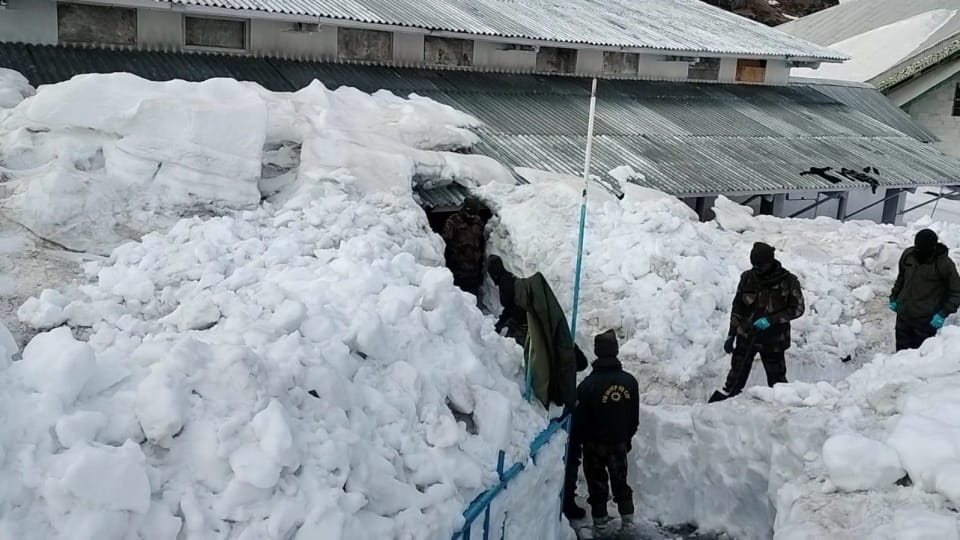 Hemkund Sahib Yatra 2025 Indian Army Soldiers made a path by cutting the icebergs reached to gurudwara