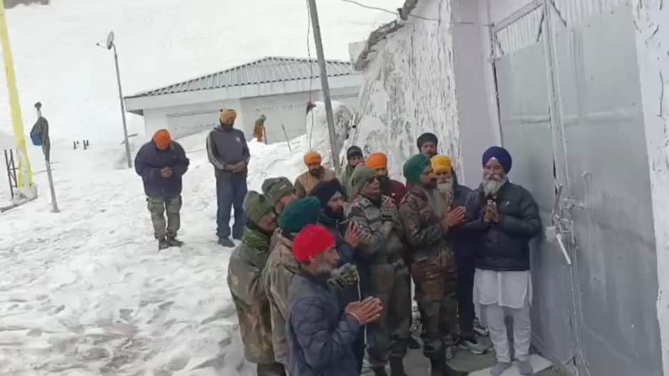 Hemkund Sahib Yatra 2025 Indian Army Soldiers made a path by cutting the icebergs reached to gurudwara