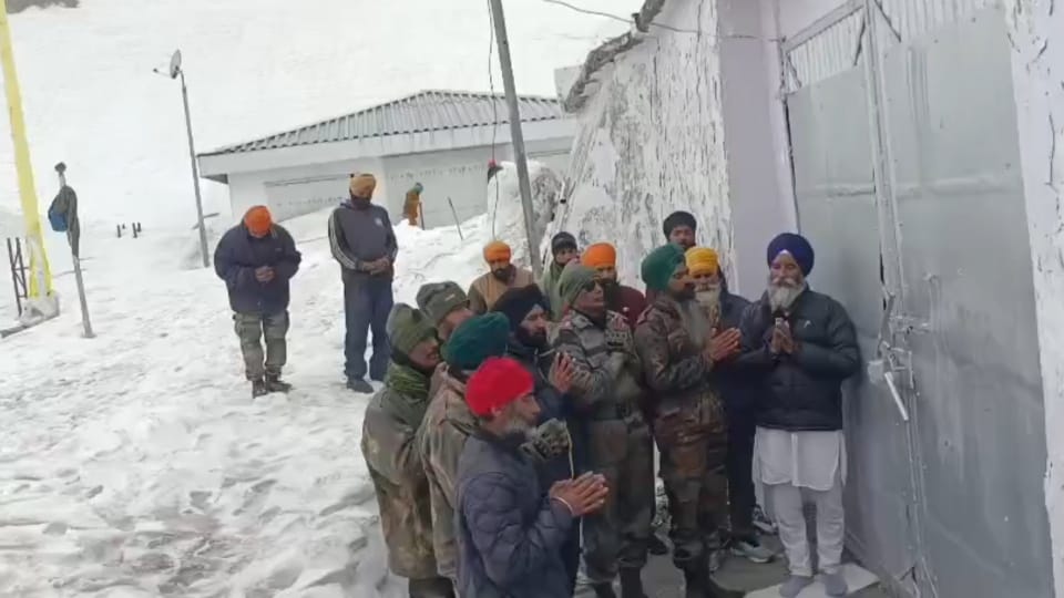 Hemkund Sahib Yatra 2025 Indian Army Soldiers made a path by cutting the icebergs reached to gurudwara