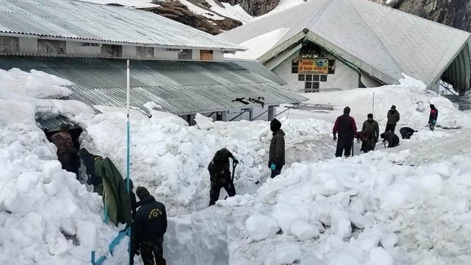 Hemkund Sahib: Army removed snow from about three km of Path Gurudwara will be decorated with flowers