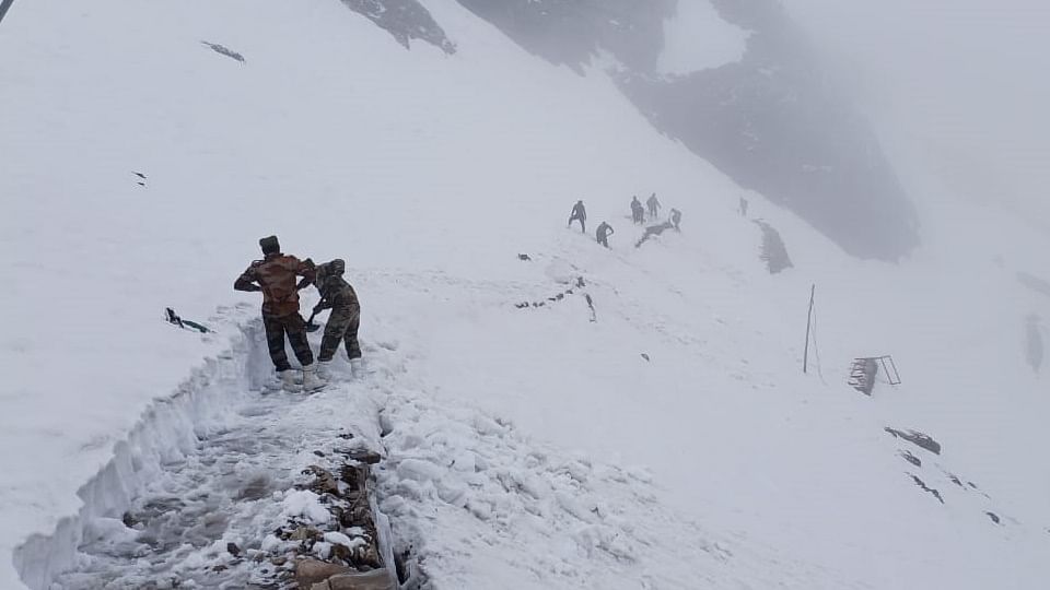 हेमकुंड साहिब के रास्ते से बर्फ हटाते जवान