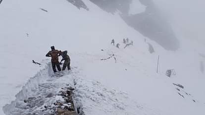 हेमकुंड साहिब के रास्ते से बर्फ हटाते जवान