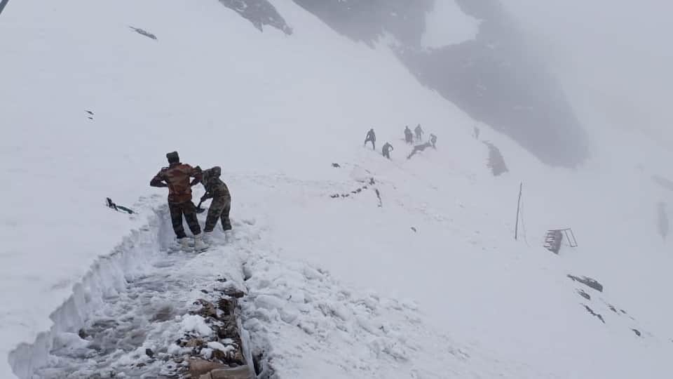 Hemkund Sahib: Army removed snow from about three km of Path Gurudwara will be decorated with flowers