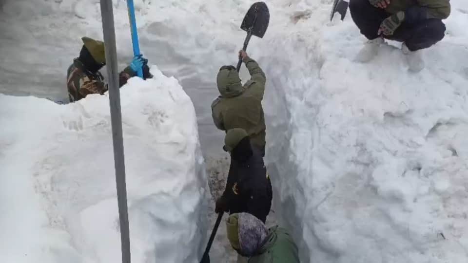 Hemkund Sahib Yatra 2025 Indian Army Soldiers made a path by cutting the icebergs reached to gurudwara