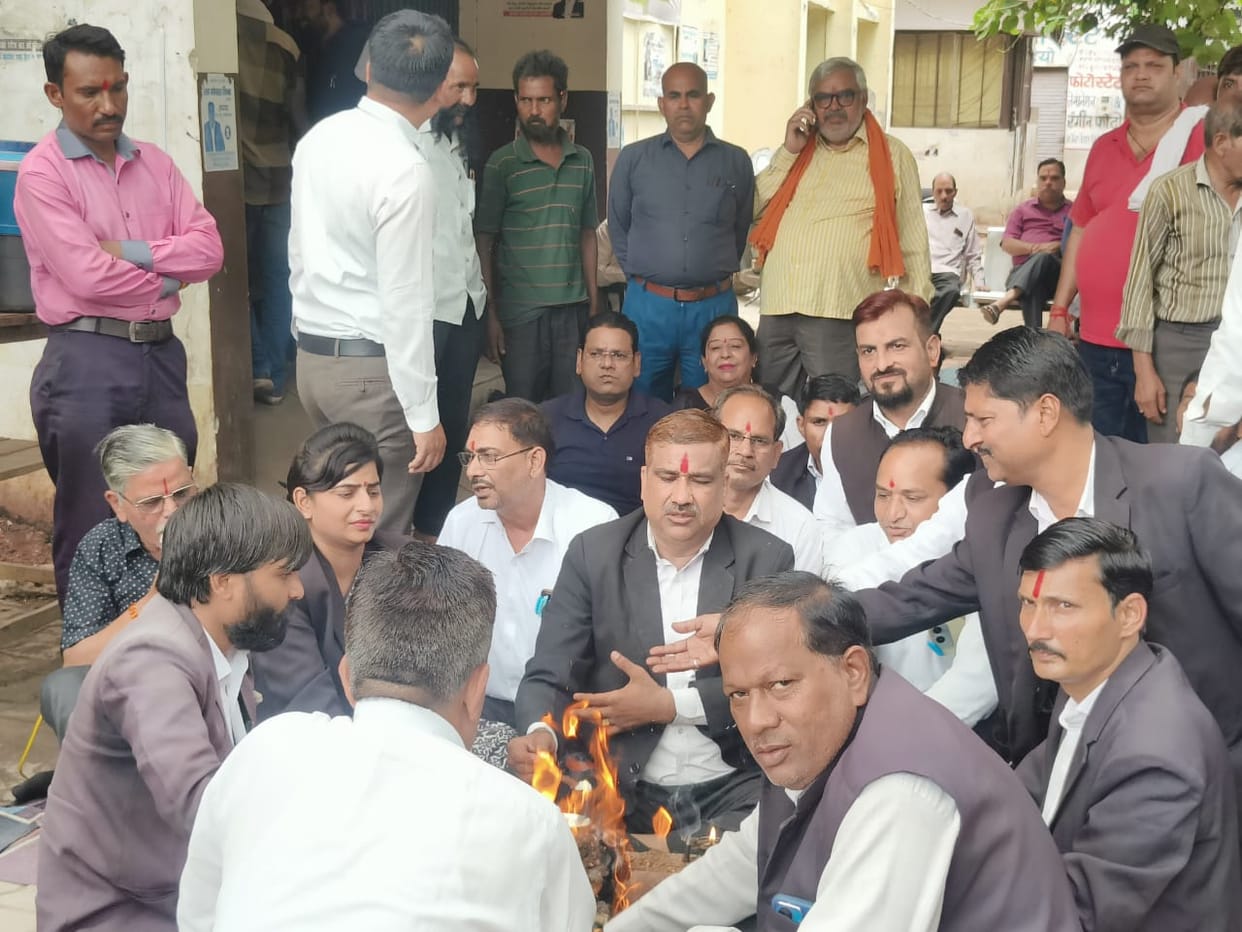 Work stopped in Tehsil Lawyers on strike against privatization