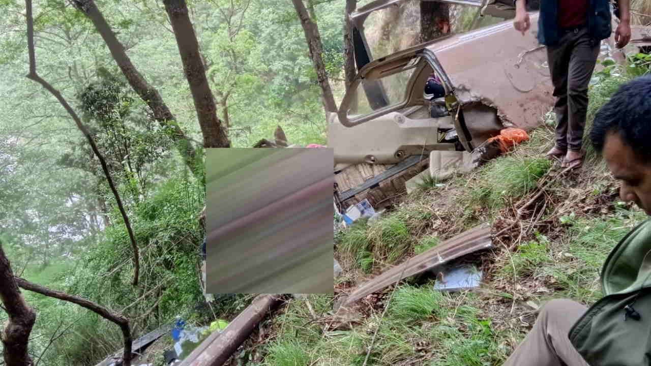 Helicopter crash Uttarkashi Broke into two pieces Bodies were taken out by cutting helicopter, pictures