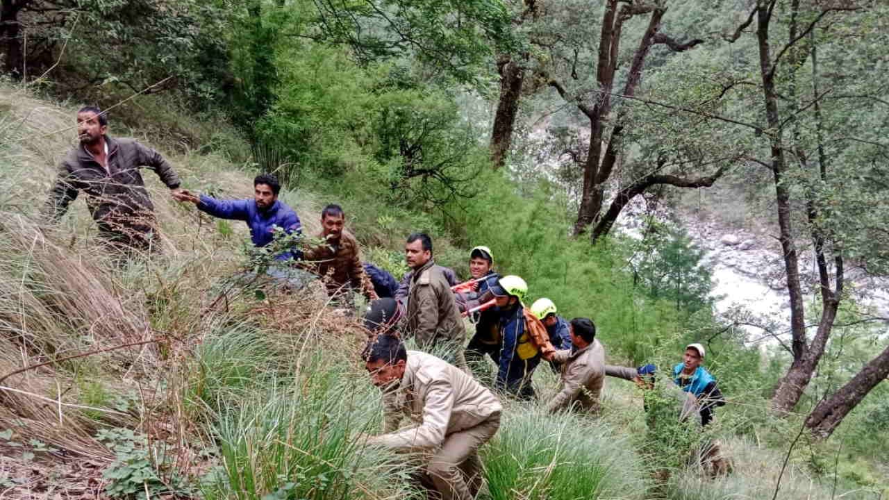 Helicopter crash in Uttarkashi Passengers passengers killed injured Gangotri yamunotri chardham Yatra 2025