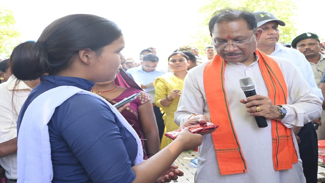 Daughter of Baiga community topped, met the Chief Minister, CM felicitated her for scoring good marks in CG