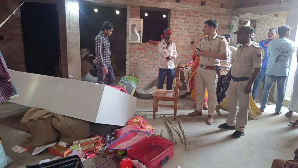 Robbers rampage looted Rs 10 lakh, attacked with weapons SP reached the spot