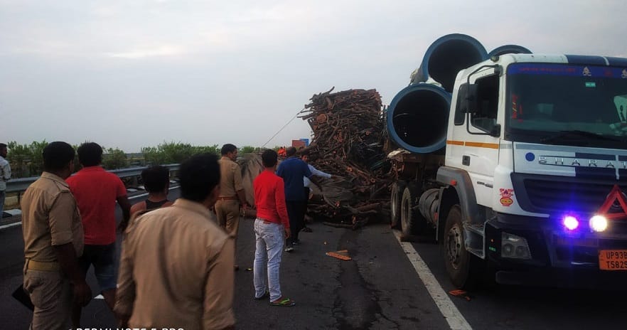 Jalaun Road Accident Tragic accident on Bundelkhand Expressway truck hit parked truck three died two injured