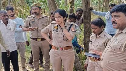 महिला की माैत की जांच करती पुलिस