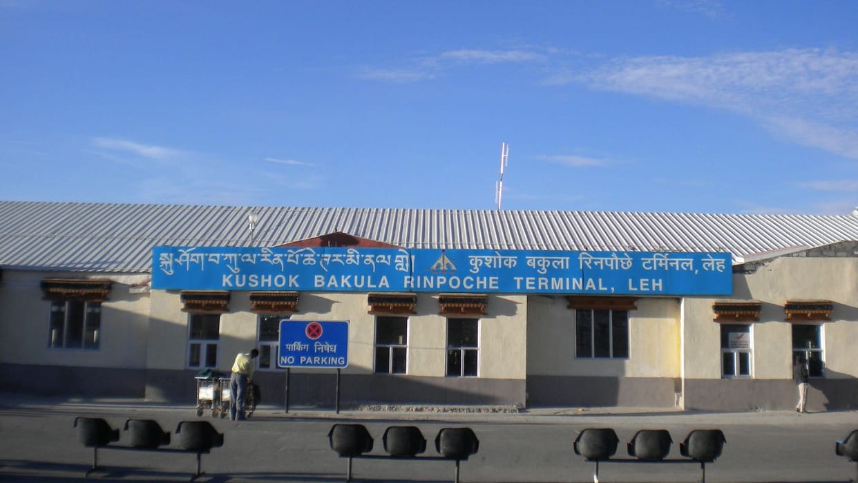 Himachal Tourists stranded in Ladakh were evacuated via Shinkula flights