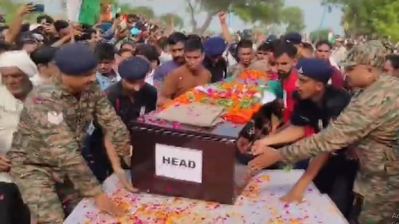 लांस नायक दिनेश कुमार का पैतृक आवास पर लाया गया पार्थिव शरीर