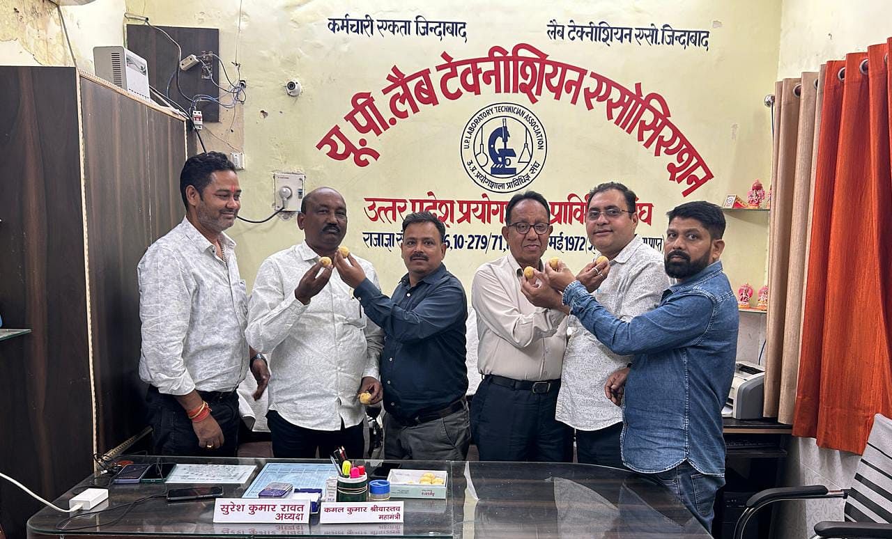 मिठाई बांटकर मनाई खुशी।