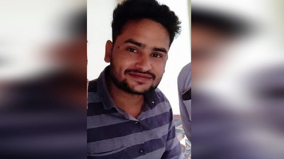 Tragic accident in Mathura: Bike went out of control on pontoon bridge young man fell into Yamuna died