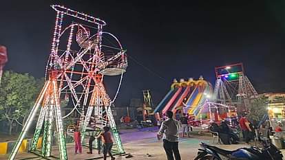 नौचंदी मेले में लगने के लिए आए झूले।