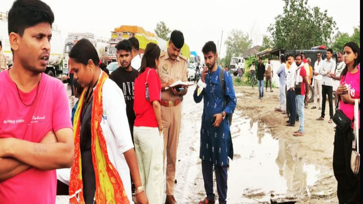 Fatehpur: bus of baraatis collided with container after police jeep riders tried to stop it, 20 injured