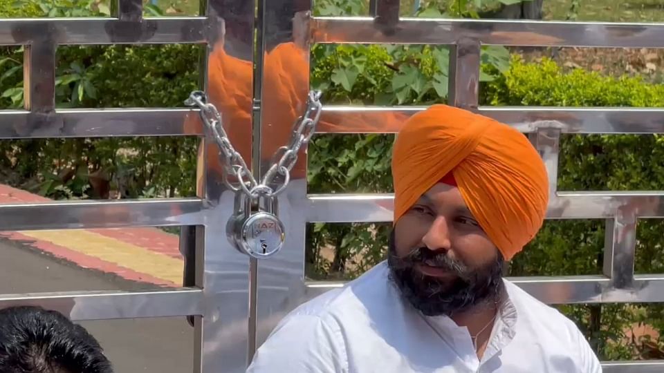 सतलुज सदन के सामने बैठे मंत्री हरजोत बैंस