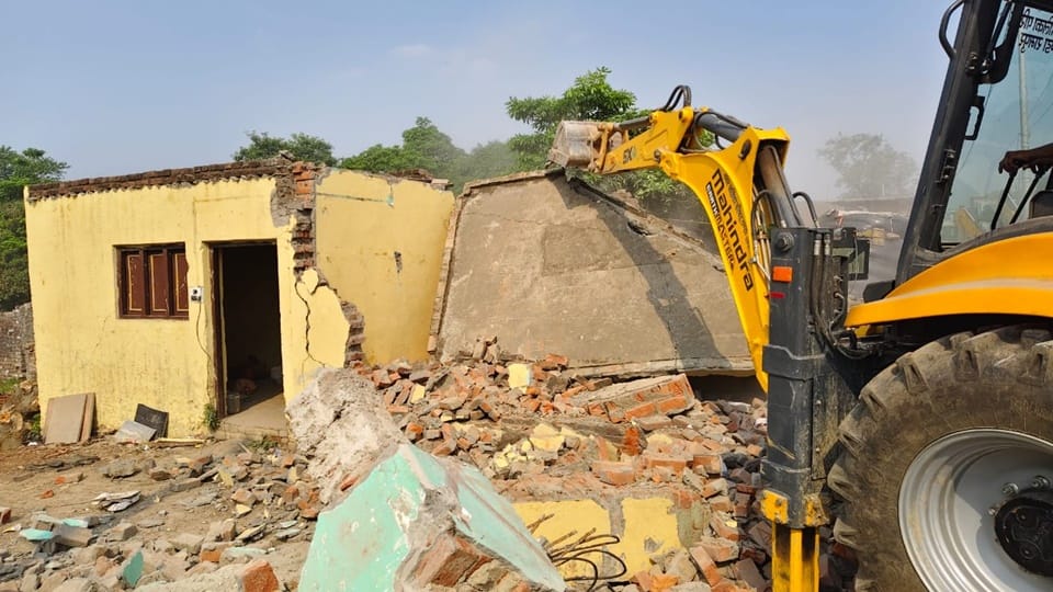 Rampur: JCB roared on 32 shops at daybreak, municipal team took action