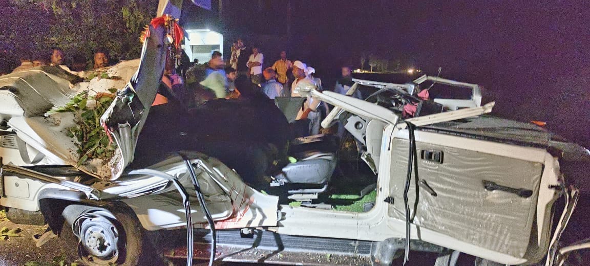 UP: A tree fell on a moving Bolero due to a storm in Sultanpur, two including the driver died on the spot, JCB