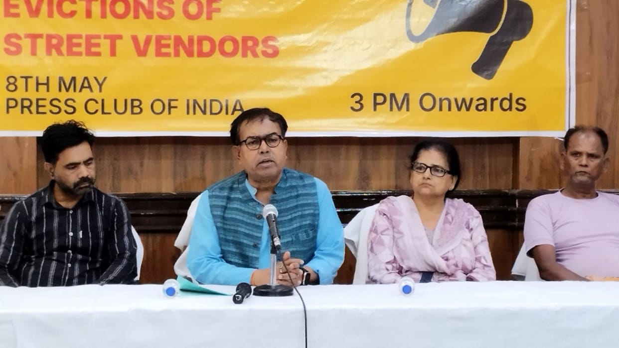 Due to cleanliness of Delhi, lives of lakhs of street vendors in danger, they are pleading to CM Rekha Gupta