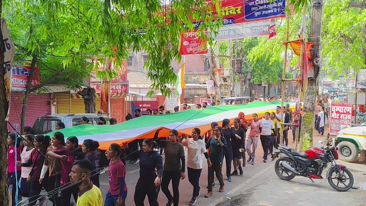 Bihar News: सीवान में ‘ऑपरेशन सिंदूर’ की सफलता पर जश्न, तिरंगा यात्रा में लड़कियों ने लगाए जमकर नारे