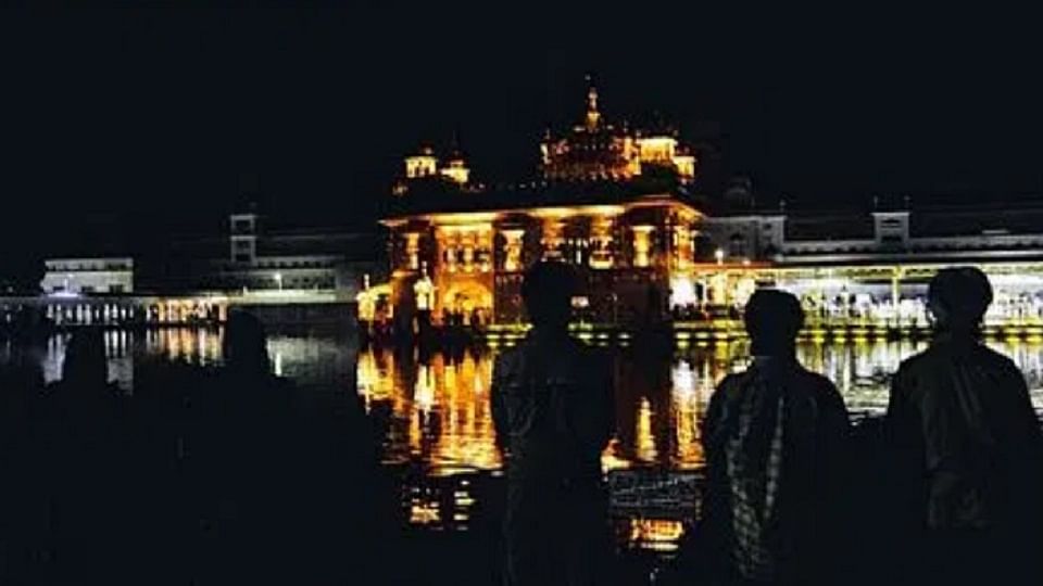 अमृतसर में ब्लैकआउट के दौरान अंधेरे में स्वर्ण मंदिर।