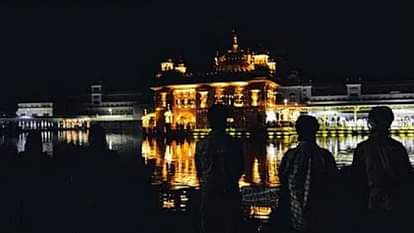 अमृतसर में ब्लैकआउट के दौरान अंधेरे में स्वर्ण मंदिर।