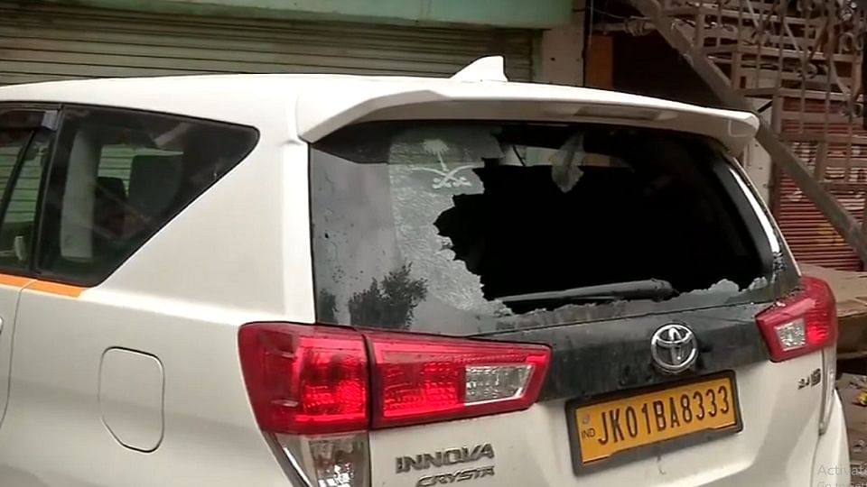 रात को पाकिस्तानी हमले में क्षतिग्रस्त एक गाड़ी...