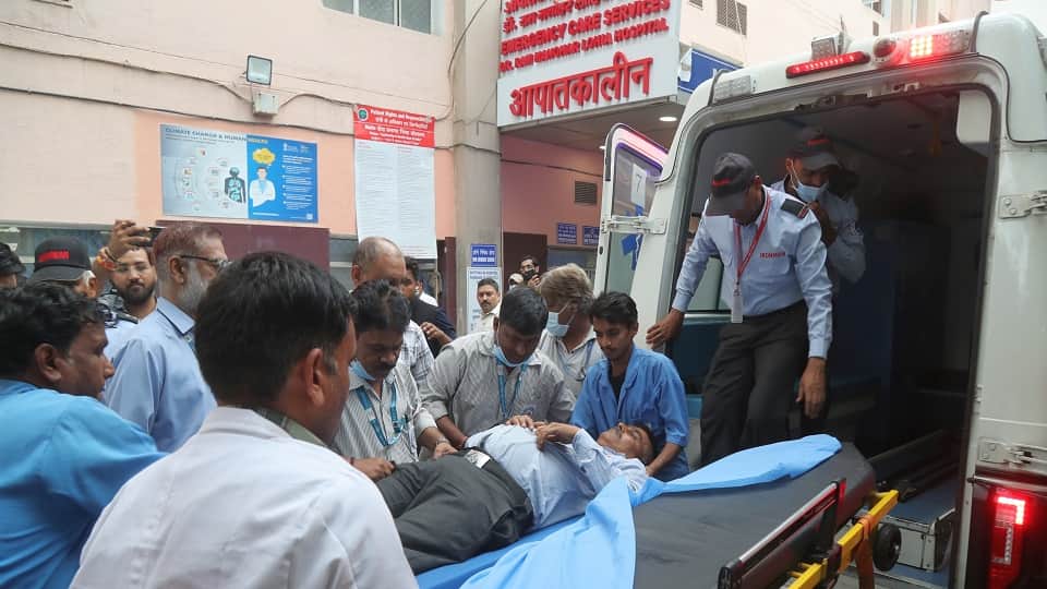Ground Report: water on the floors and patients lying on the ground in Delhi hospitals
