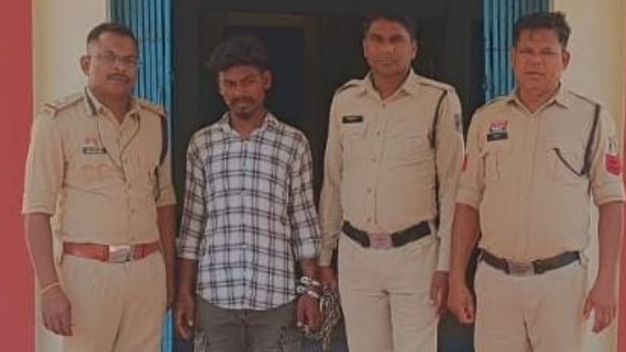 lover attacked the girlfriend husband with a knife In Dhamtari
