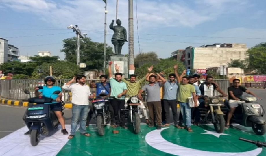 आतंकवादी हमले के विरोध में सुभाष चौराहे पर पाक का झंडा जमीन पर लगाकर पैदल चलकर विरोध दर्ज कराते लोग।
