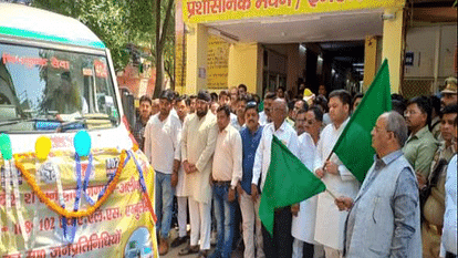 अतरौली में एंबुलेंस को हरी झंडी दिखाकर रवाना करते राज्यमंत्री संदीप सिंह