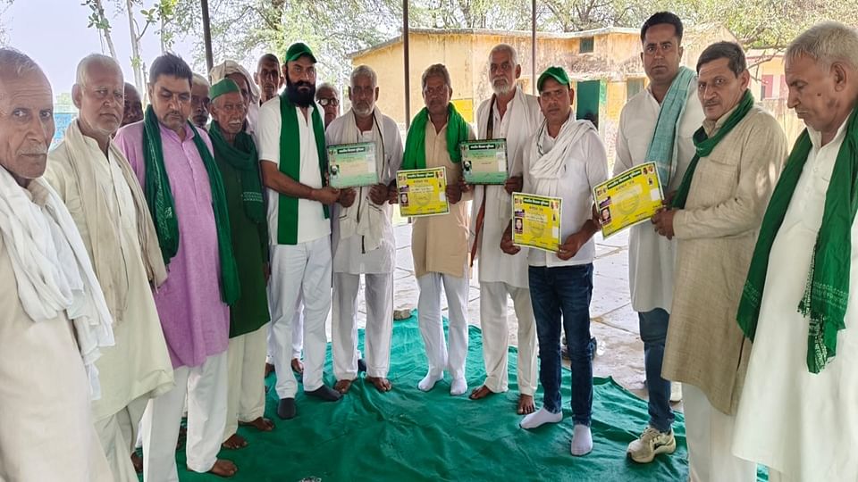 भाकियू टिकैत के नए पदाधिकारियों को नियुक्ति पत्र देते मंडल अध्यक्ष कमांडो ओपी सिंह