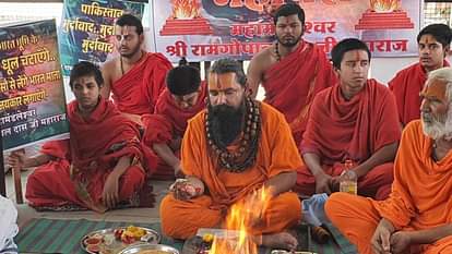 भारतीय सेना के लिए यज्ञ करते साधु संत