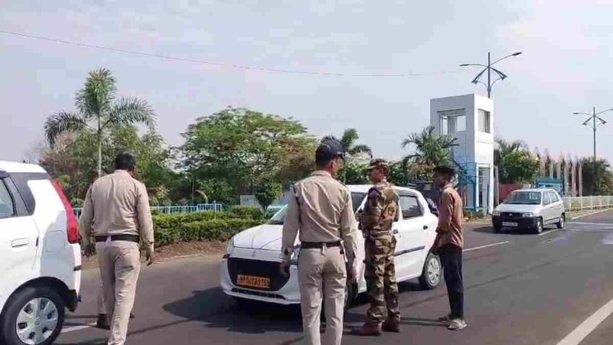 Bhopal: Alert in Bhopal amid India-Pakistan tension, police deployed at intersections, people waved the tricol