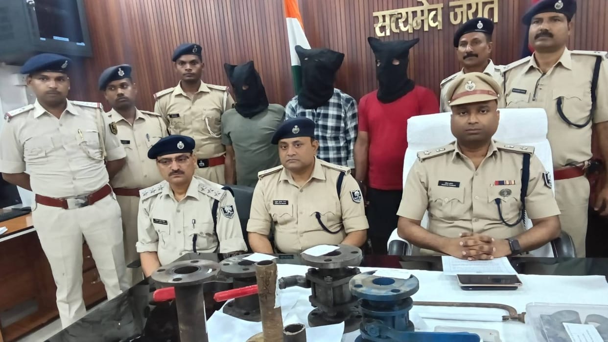Bihar Khagaria they used to steal oil from Indian Oil pipeline tankers police arrived getting information fled