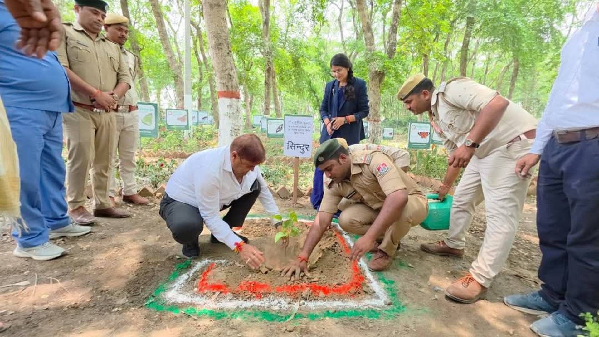 पौधारोपण करते हुए मंत्री
