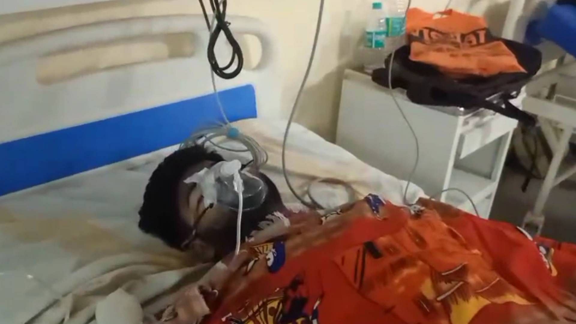 घायल का इलाज जारी