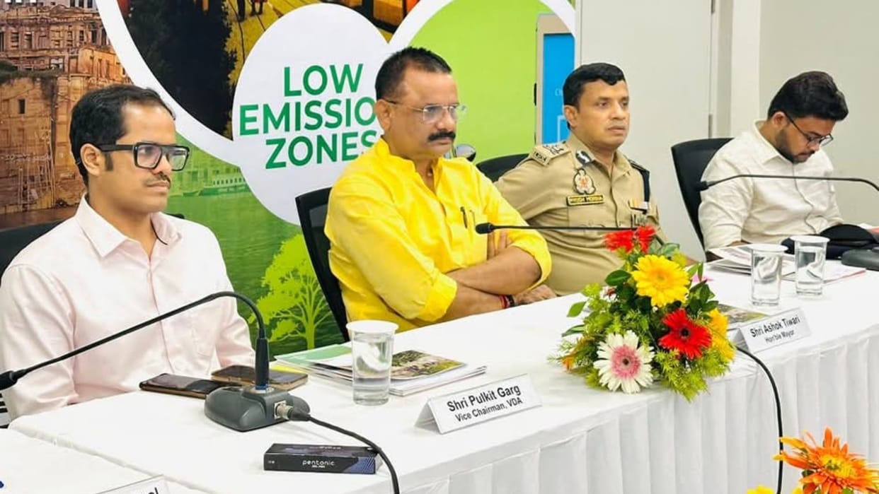 low emission zone meeting at Rudraksh Convention Center to tackle air pollution in varanasi