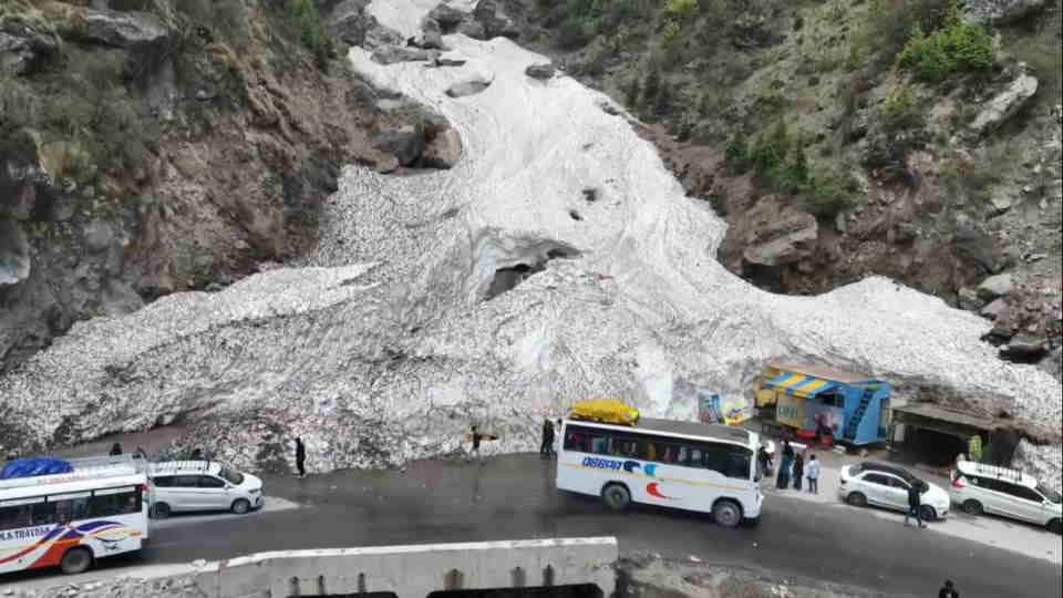 Badrinath Yatra 2025 Passing through iceberg became a curiosity for devotees Photos