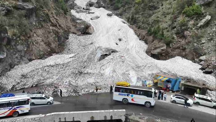 Badrinath Yatra 2025: श्रद्धालुओं के लिए आकर्षण बना हिमखंड के बीच से गुजरना, खूब ले रहे सेल्फी, तस्वीरें Badrinath Yatra 2025 Passing through iceberg became a curiosity for devotees Photos