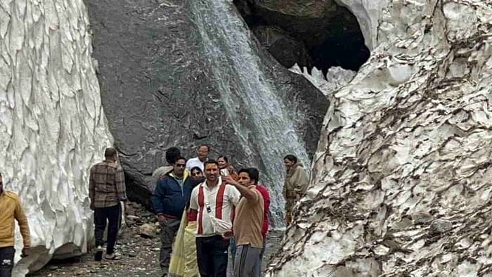 Badrinath Yatra 2025: श्रद्धालुओं के लिए आकर्षण बना हिमखंड के बीच से गुजरना, खूब ले रहे सेल्फी, तस्वीरें Badrinath Yatra 2025 Passing through iceberg became a curiosity for devotees Photos