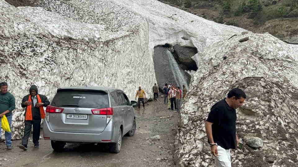 Badrinath Yatra 2025 Passing through iceberg became a curiosity for devotees Photos
