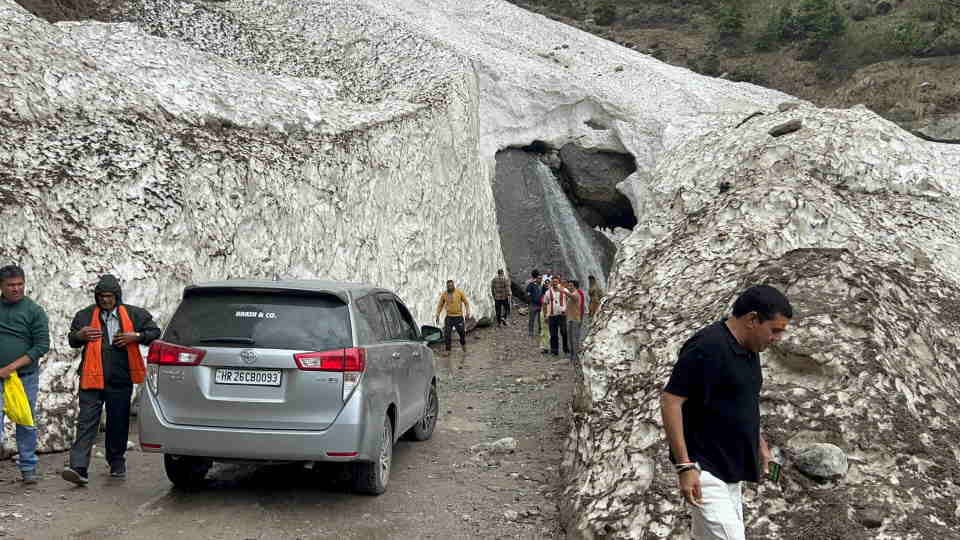 Badrinath Yatra 2025 Passing through iceberg became a curiosity for devotees Photos